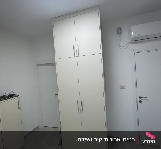 ארון בגדים לבן בחדר עם רצפת שיש